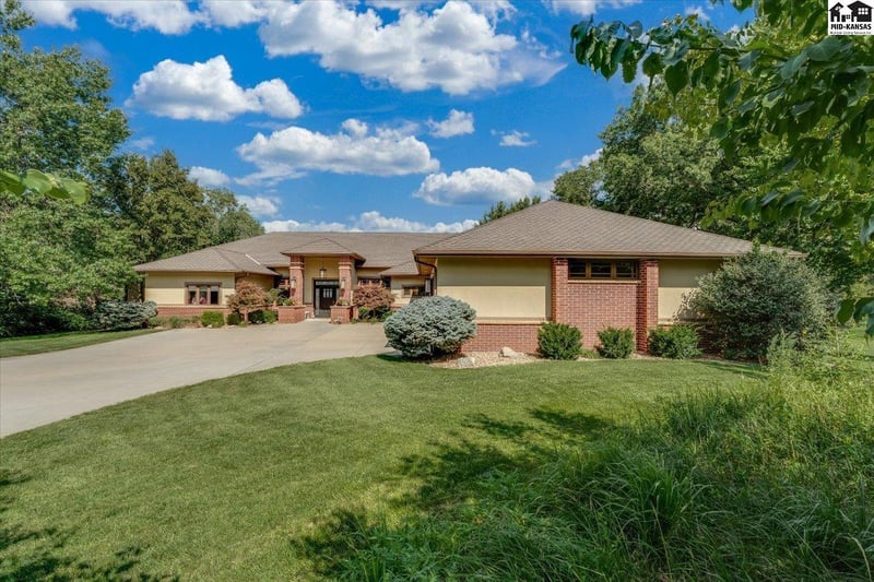 1 Prairie Dunes Dr, Hutchinson, KS 67502