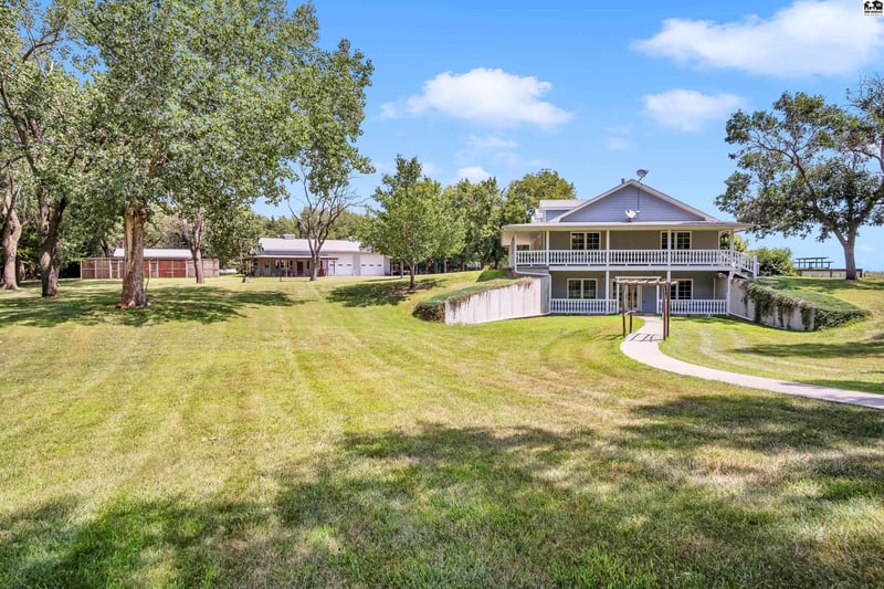 812 Arrowhead Rd, Inman, KS 67546