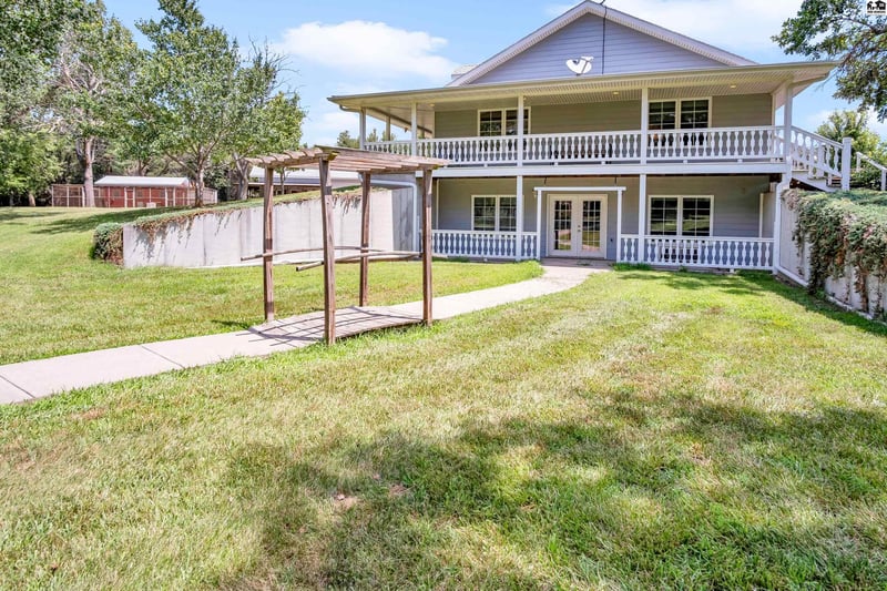812 Arrowhead Rd, Inman, KS 67546