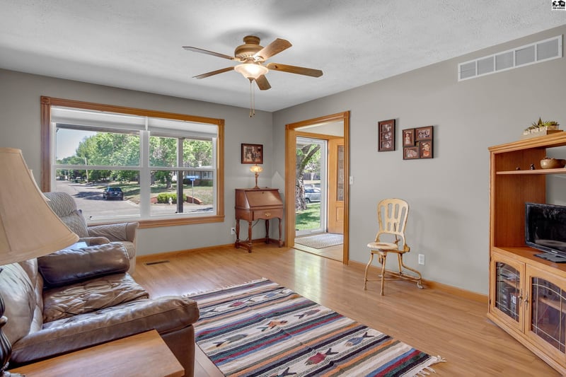 1008 Countryside Dr, Mcpherson, KS 67460
