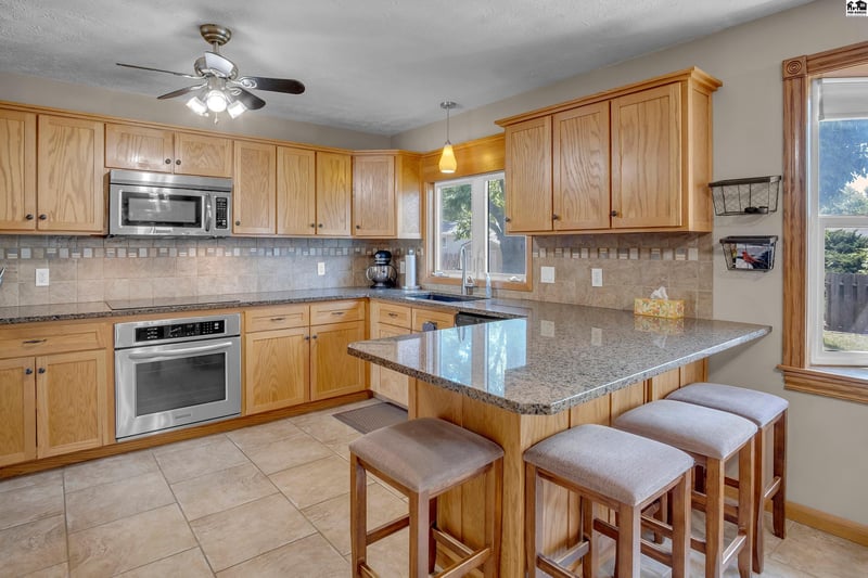 1008 Countryside Dr, Mcpherson, KS 67460