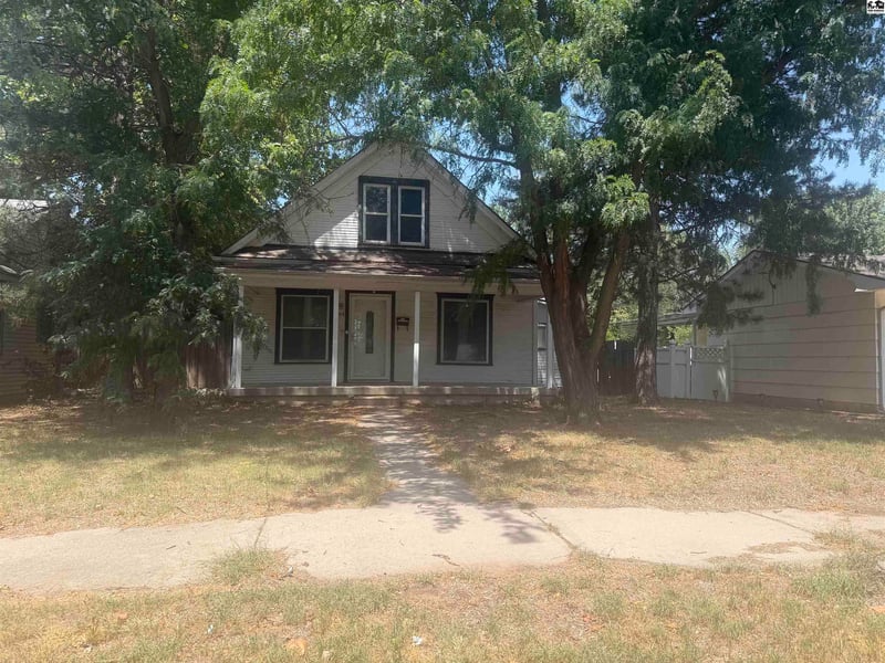 702 9th Ave, Hutchinson, KS 67501