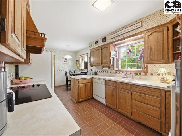 608 8th St, Newton, KS 67114