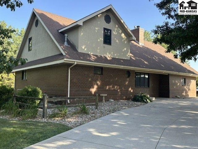 3208 N Sandy Hollow Dr, Hutchinson, KS 67502