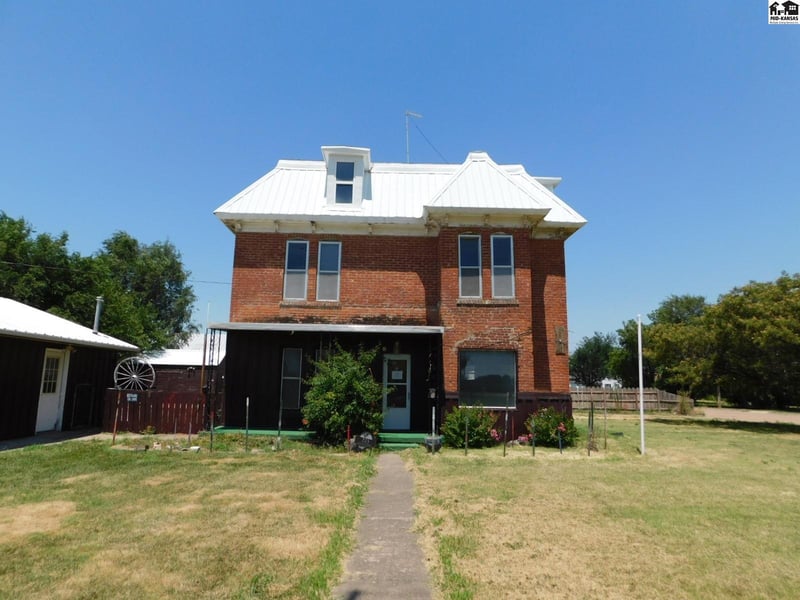 223 2nd St, Larned, KS 67550
