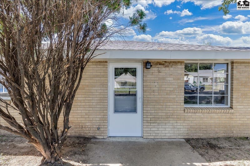 935 E 9th Ave, Hutchinson, KS 67501