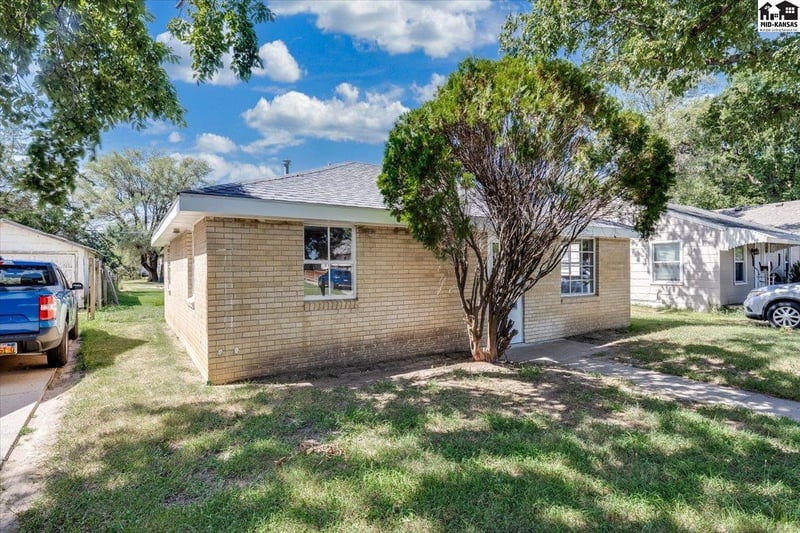 935 E 9th Ave, Hutchinson, KS 67501