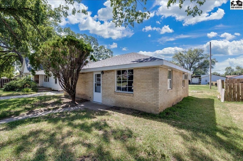 935 E 9th Ave, Hutchinson, KS 67501