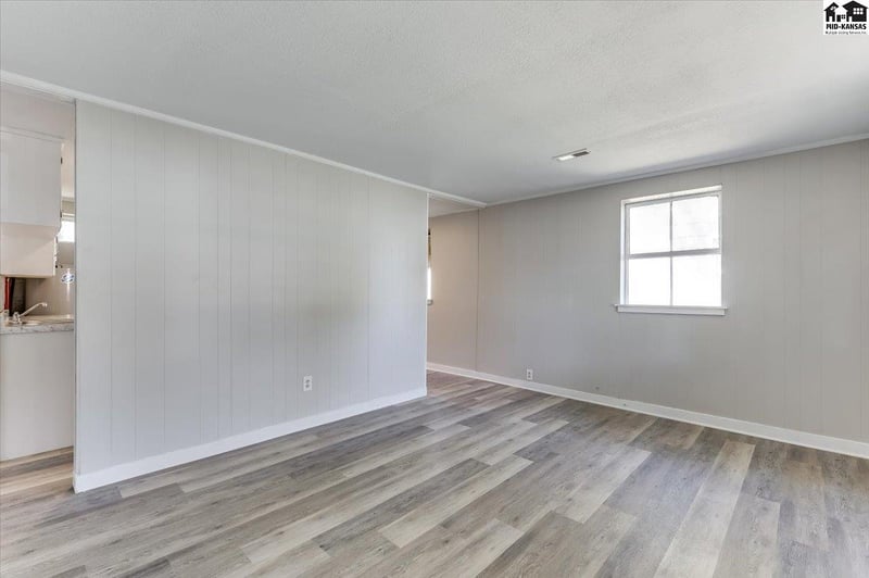 935 E 9th Ave, Hutchinson, KS 67501