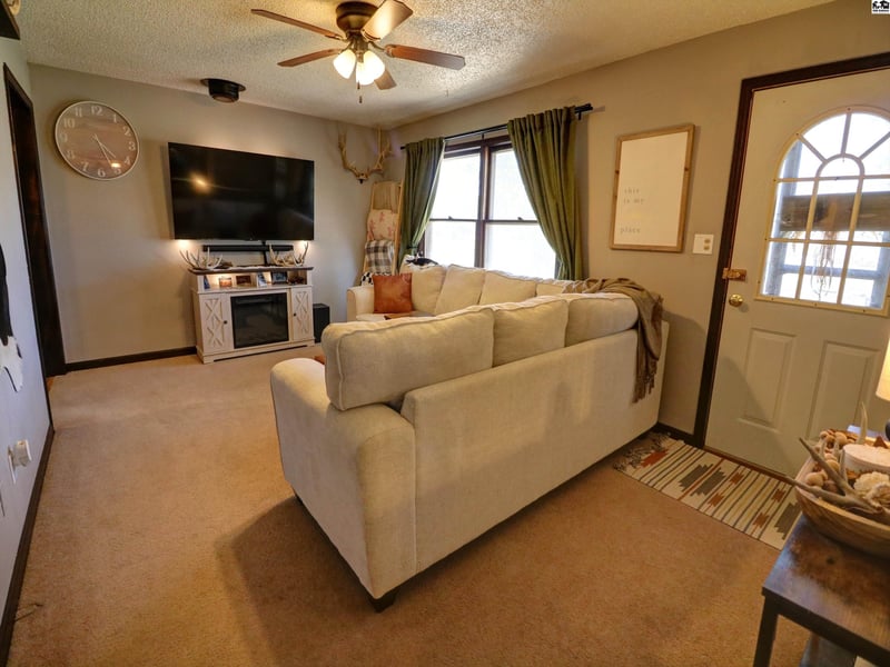 303 25th Ave, Moundridge, KS 67107