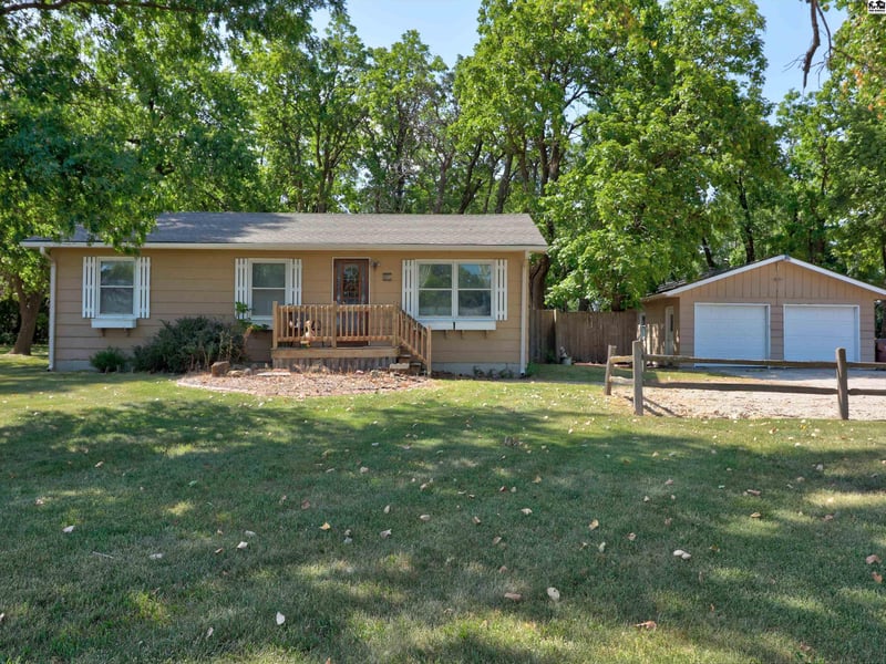 303 25th Ave, Moundridge, KS 67107