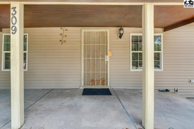 309 Carpenter St, Hutchinson, KS 67501