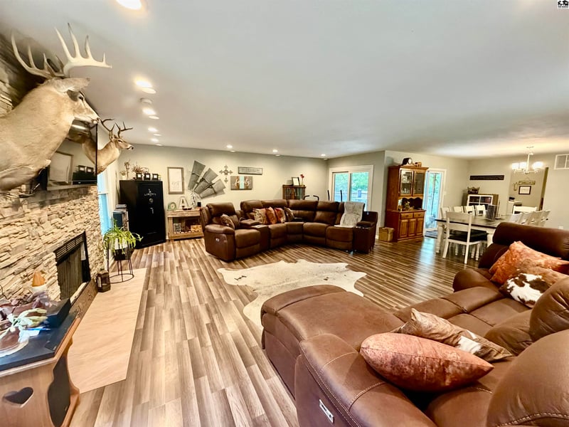 7017 Valley Rd, Hutchinson, KS 67502