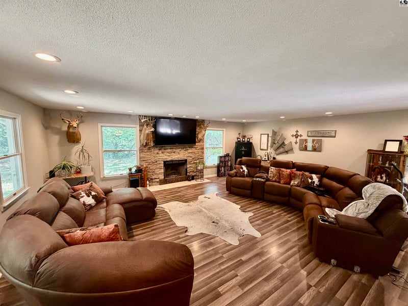 7017 Valley Rd, Hutchinson, KS 67502