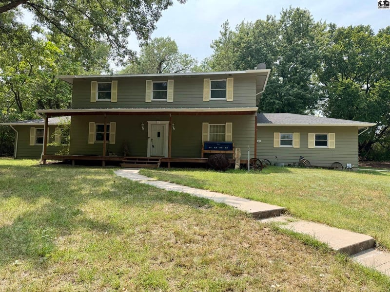7017 Valley Rd, Hutchinson, KS 67502
