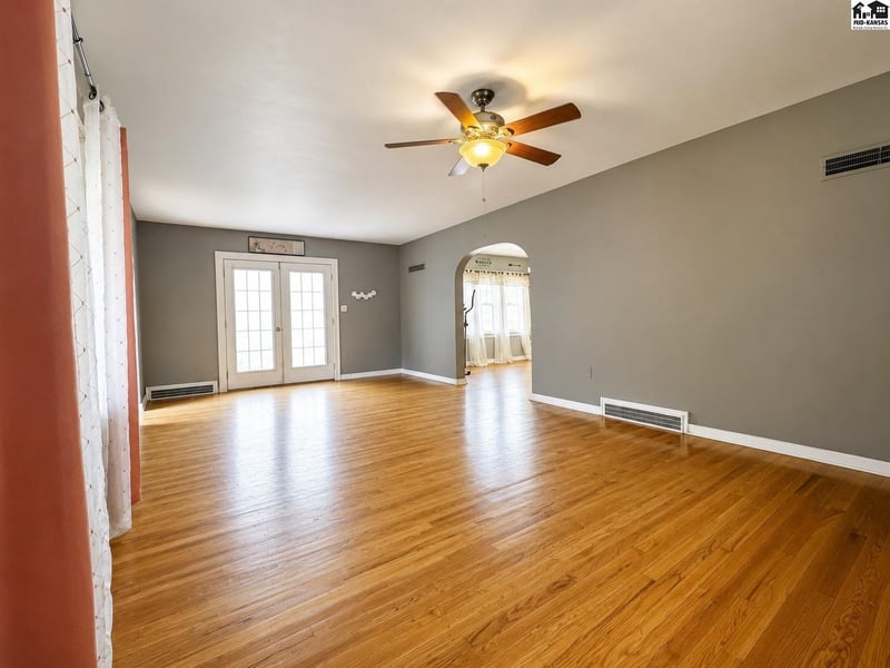 610 Douglas , Lyons, KS 67554