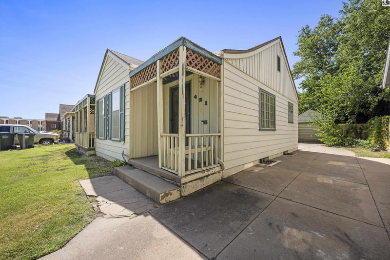 421 16th Ave, Hutchinson, KS 67501