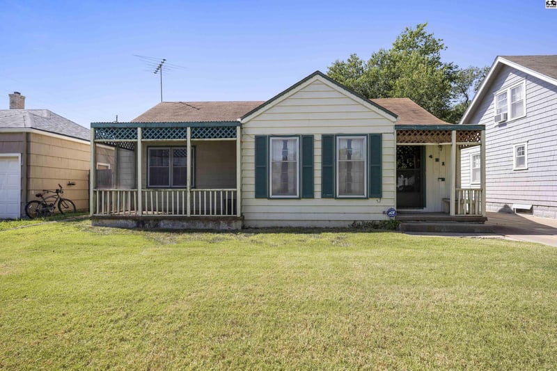 421 16th Ave, Hutchinson, KS 67501