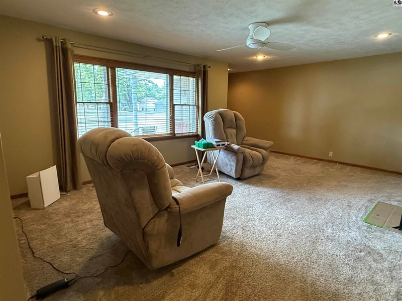 86 Eastwood Dr, Hutchinson, KS 67502