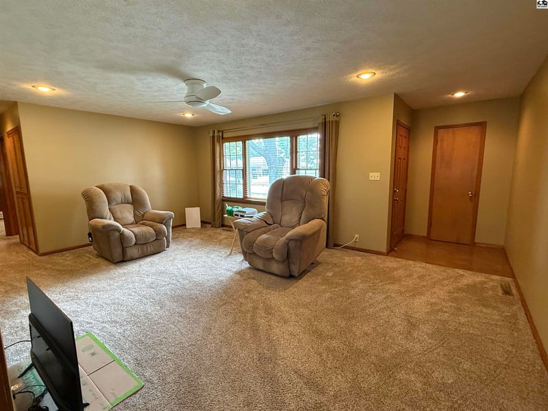 86 Eastwood Dr, Hutchinson, KS 67502