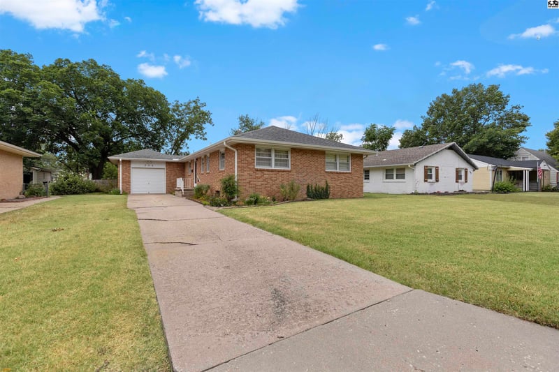 305 26th Ave, Hutchinson, KS 67502