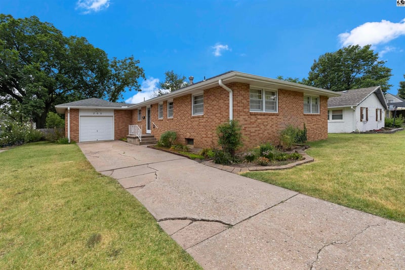 305 26th Ave, Hutchinson, KS 67502
