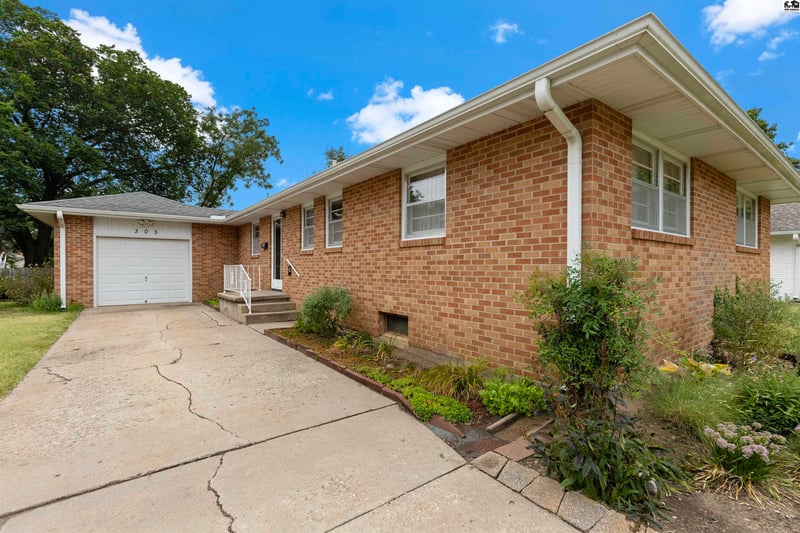 305 26th Ave, Hutchinson, KS 67502