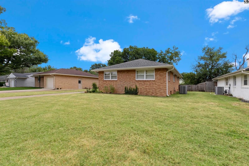 305 26th Ave, Hutchinson, KS 67502
