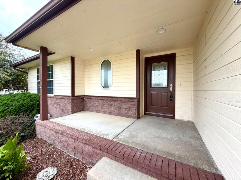 2402 King St, Hutchinson, KS 67502