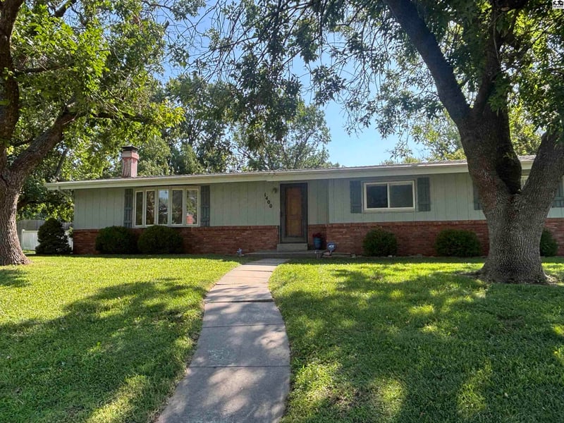 1400 Briarwood Ln, Mcpherson, KS 67460