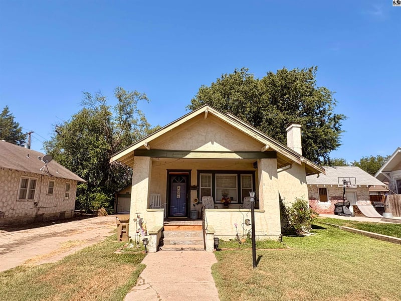 1715 Maple St, Hutchinson, KS 67502