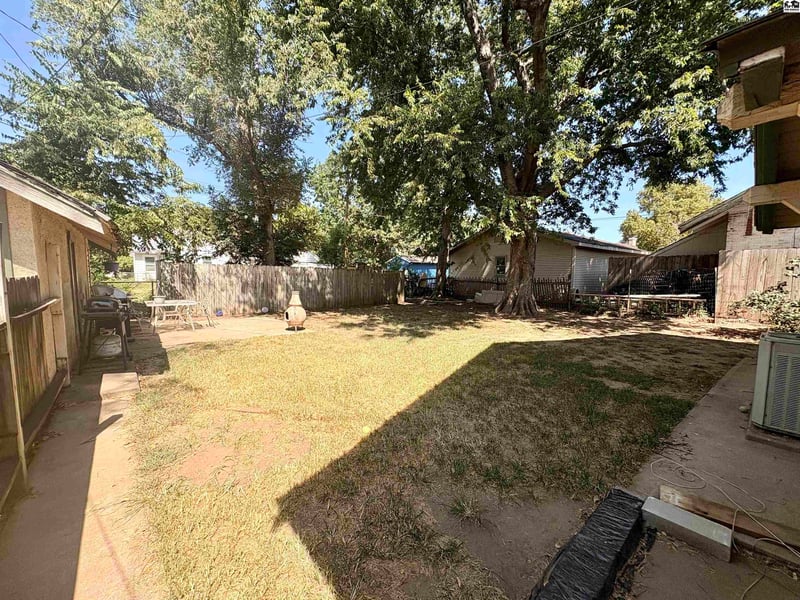 1715 Maple St, Hutchinson, KS 67502