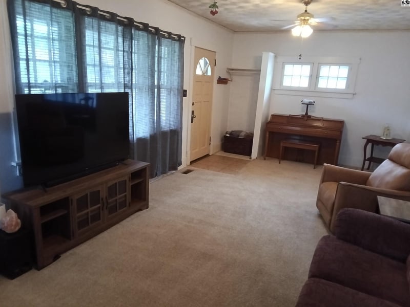 1715 N Maple St, Hutchinson, KS 67502