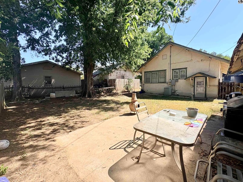 1715 Maple St, Hutchinson, KS 67502