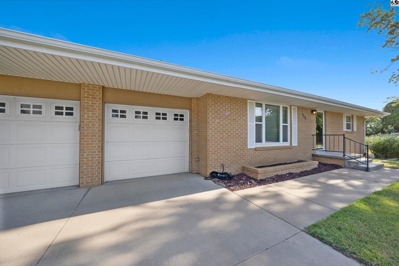 114 Fracy Ave, Sterling, KS 67579