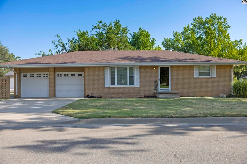 114 Fracy Ave, Sterling, KS 67579