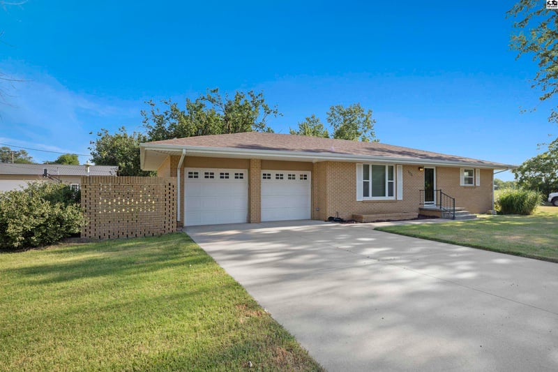 114 Fracy Ave, Sterling, KS 67579