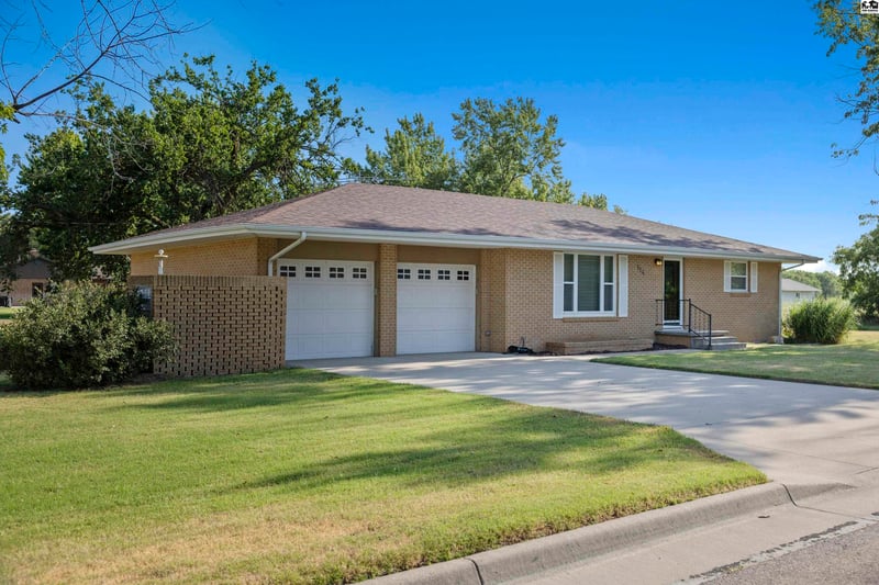 114 Fracy Ave, Sterling, KS 67579