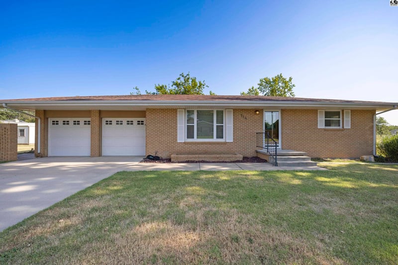 114 Fracy Ave, Sterling, KS 67579