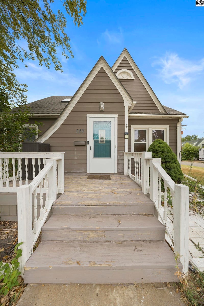 720 S Grand Ave, Lyons, KS 67554