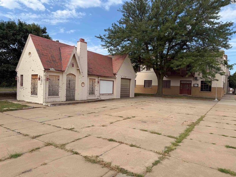 115 4th St, Pratt, KS 67124