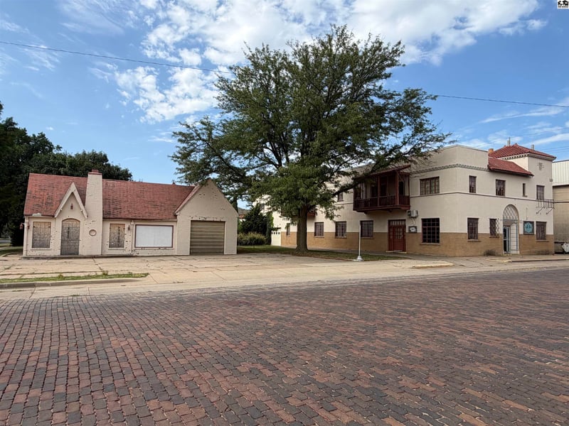 115 4th St, Pratt, KS 67124