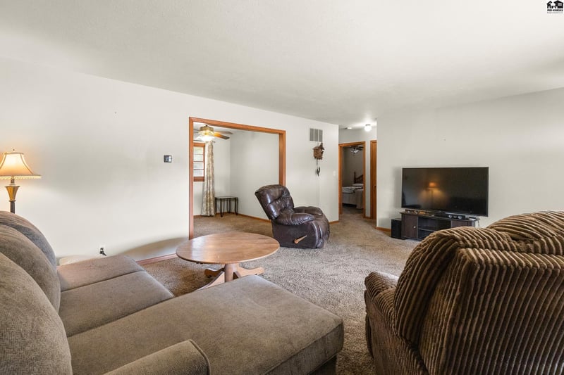 2610 St Elmo Dr, Hutchinson, KS 67502