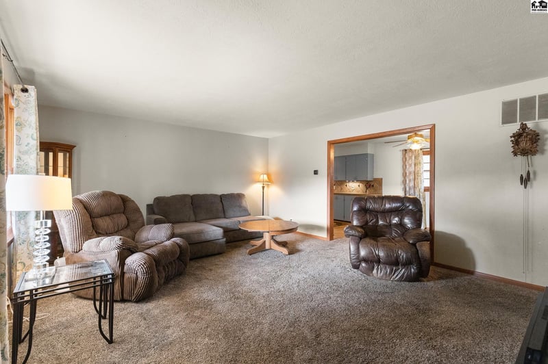 2610 St Elmo Dr, Hutchinson, KS 67502