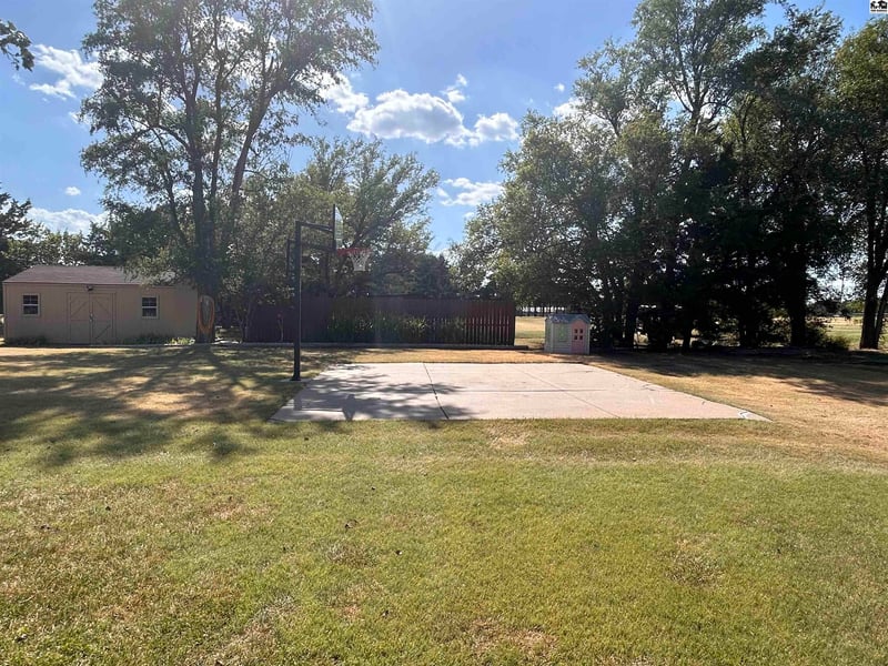510 Jay St, Lyons, KS 67554