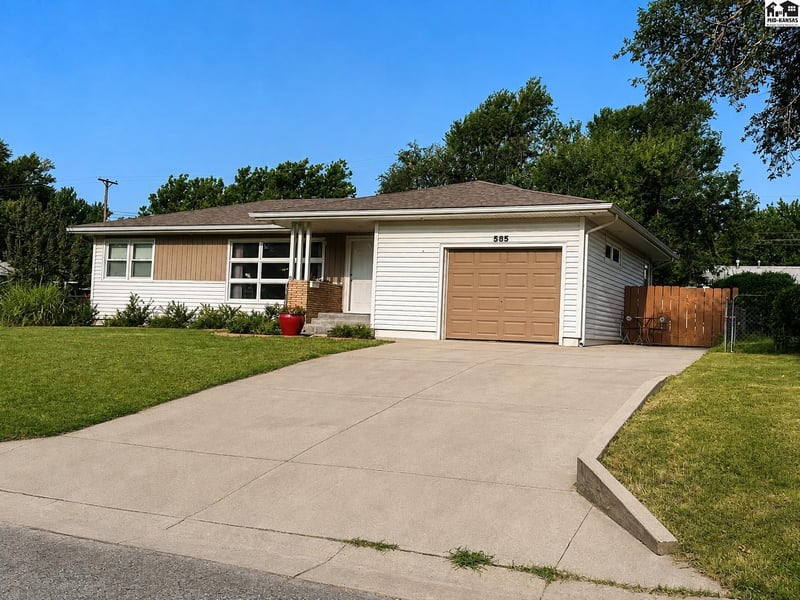 585 Belmont Rd, Pratt, KS 67124