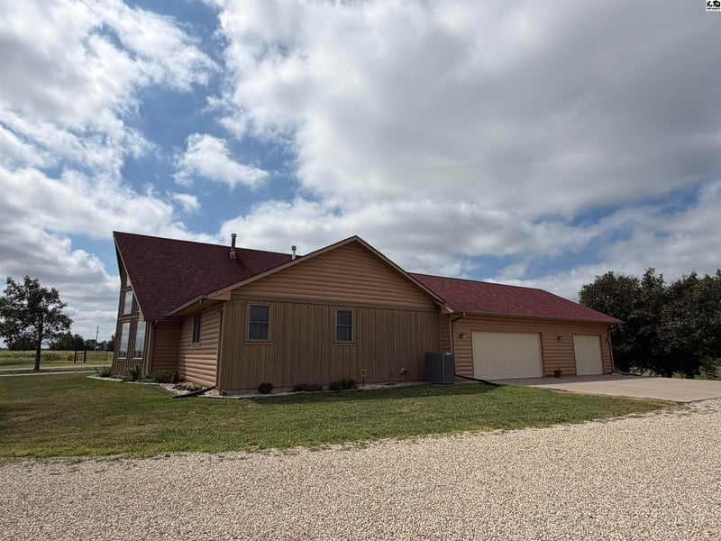 2211 14th Ave, Lindsborg, KS 67456