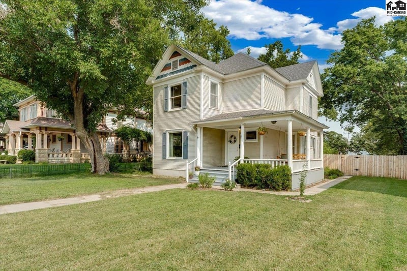214 6th Ave, Hutchinson, KS 67501