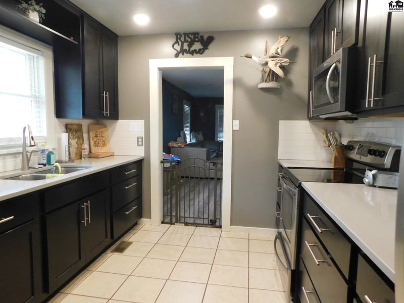 413 Hendricks St, Hutchinson, KS 67501