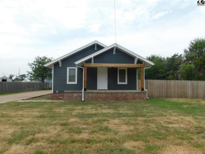413 Hendricks St, Hutchinson, KS 67501